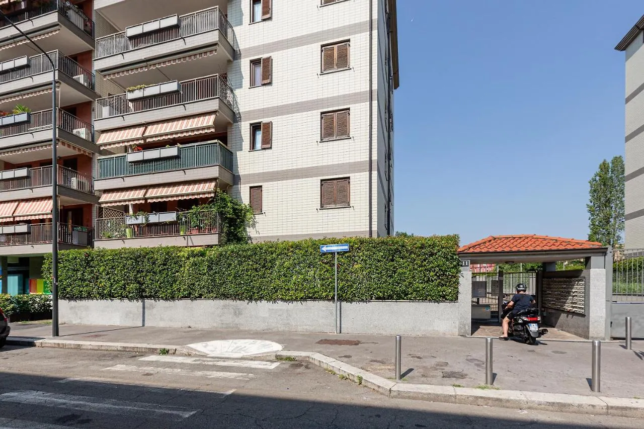Apartment With Balcony Nearby M3 Subway Yellow Line Milan 0*,  Italy